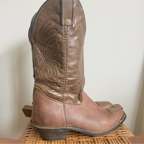 Laredo Women’s Brown Leather Pointed Toe Western Cowgirl Boots Metal Toe Trim 9M - Picture 2 of 15